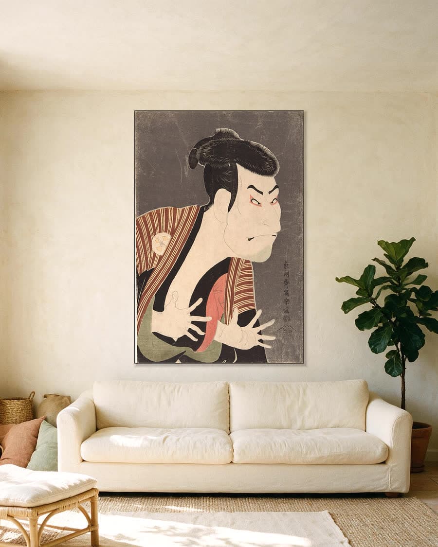 De acteur Otani Oniji III als Edobei in een aluminium frame aan dezelfde muur