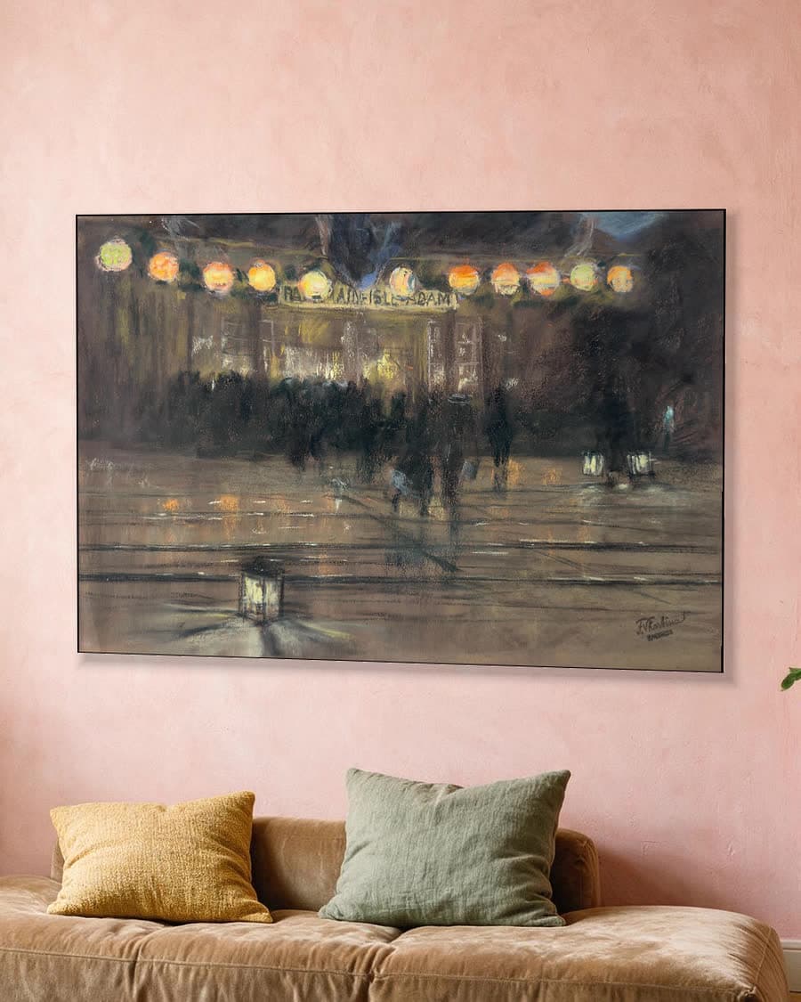 Avond op de Dam in een aluminium frame aan dezelfde muur