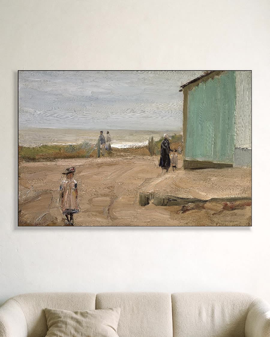 Aan het strand van Noordwijk, 1908 in een aluminium frame aan dezelfde muur
