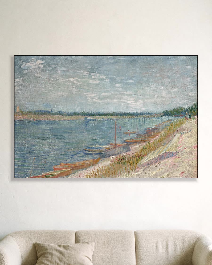 Aangemeerde boten in een aluminium frame aan dezelfde muur