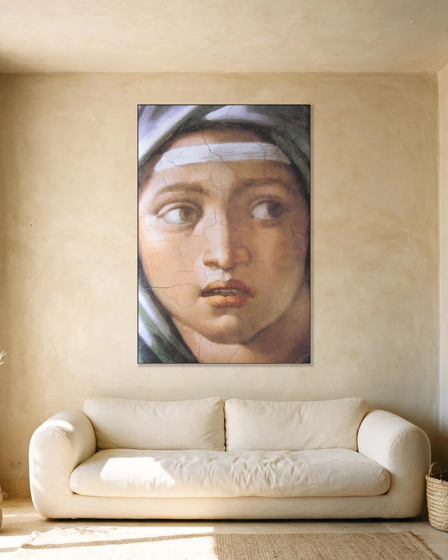 De Delphische Sibille in een aluminium frame aan dezelfde muur