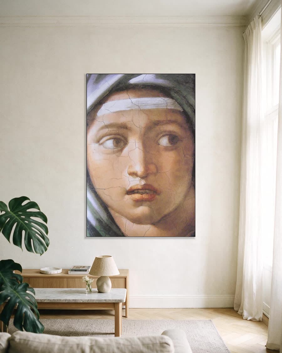 De Delphische Sibille in een aluminium frame aan dezelfde muur