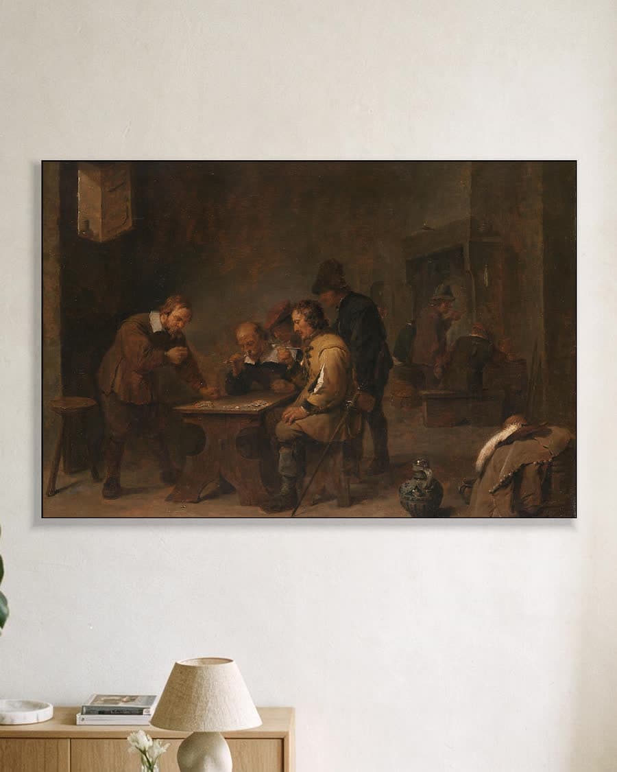 De dobbelaars in een aluminium frame aan dezelfde muur