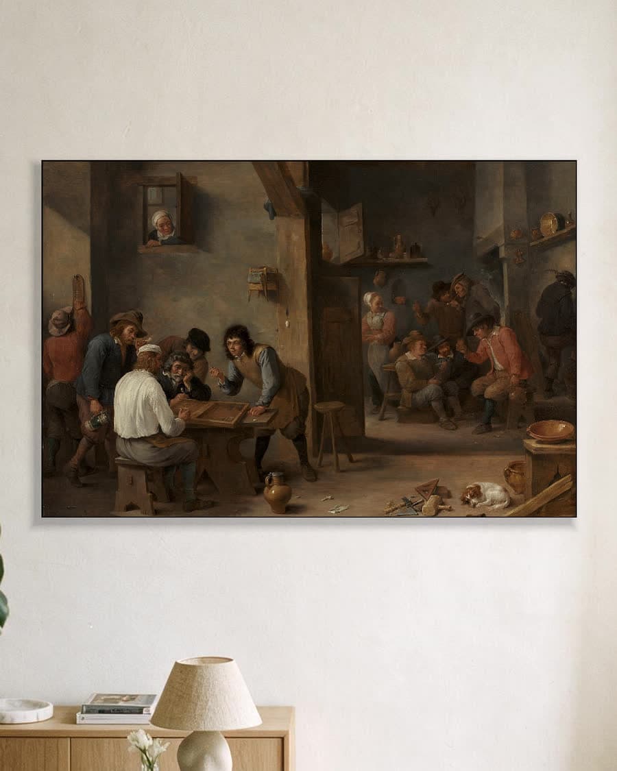 Het backgammonspel in een aluminium frame aan dezelfde muur
