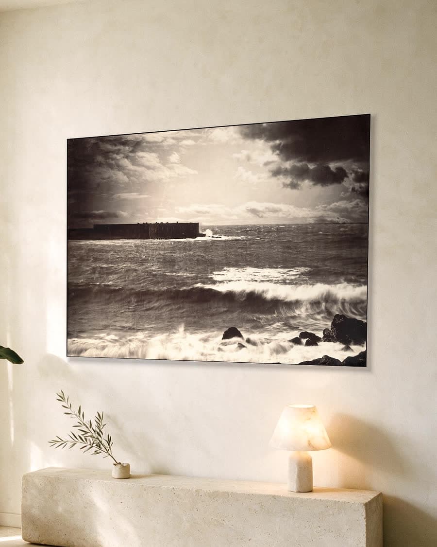 De grote golf, Sète (1857) in een aluminium frame aan dezelfde muur