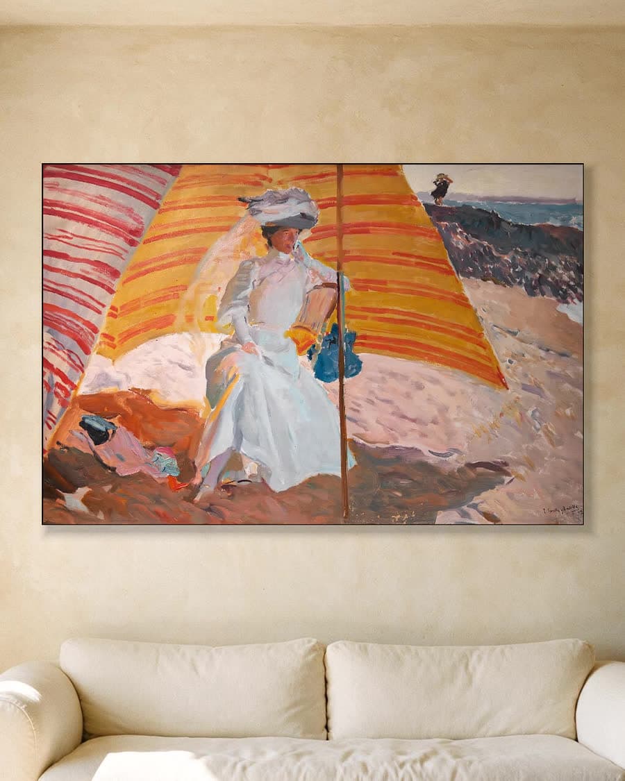 Clotilde onder het zonnescherm, Biarritz in een aluminium frame aan dezelfde muur