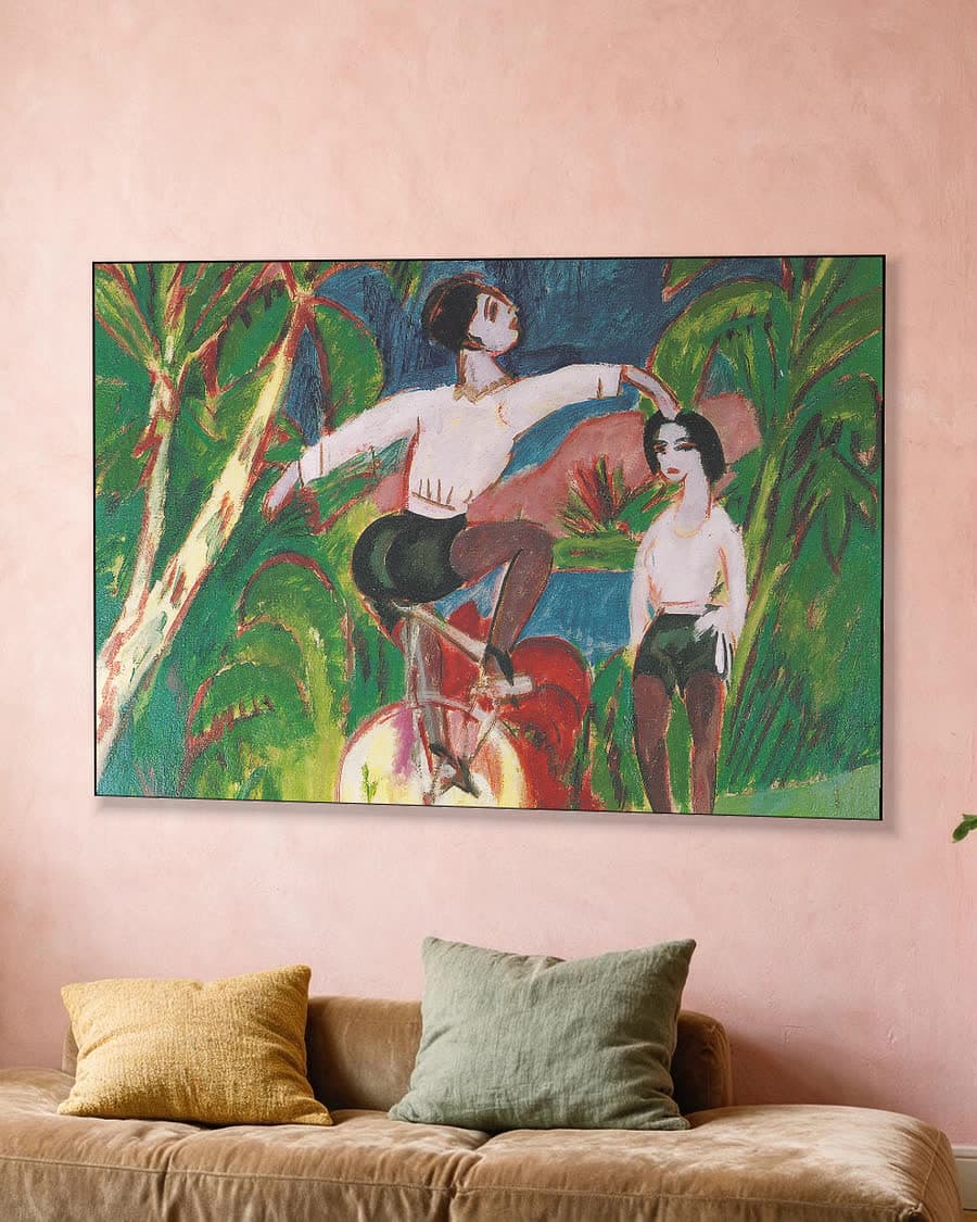 De eenwielrijder in een aluminium frame aan dezelfde muur