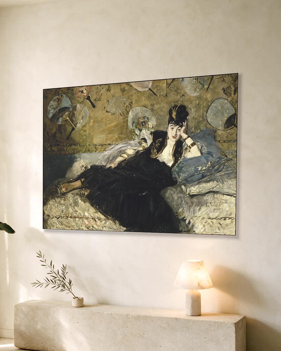 De dame met de waaiers in een aluminium frame aan dezelfde muur