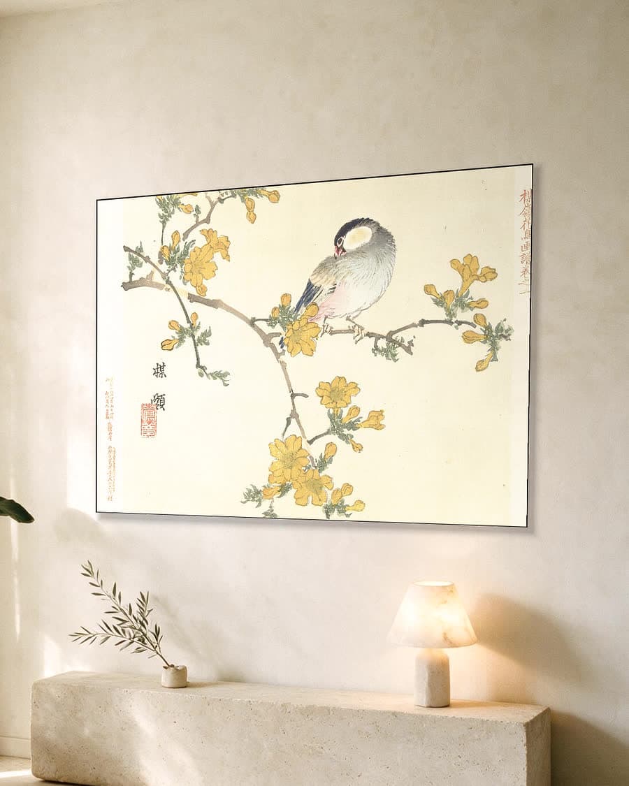Vogel op tak met gele bloesem in een aluminium frame aan dezelfde muur