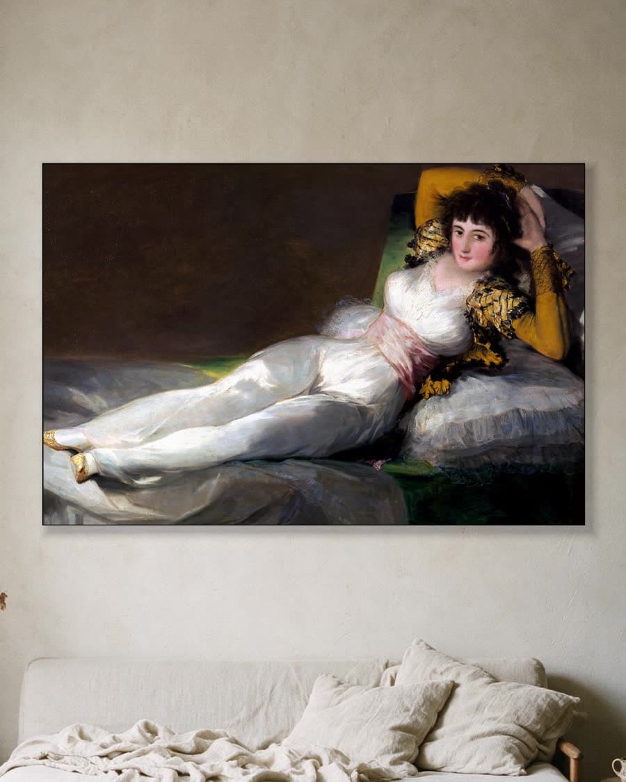 De Geklede Maja in een aluminium frame aan dezelfde muur