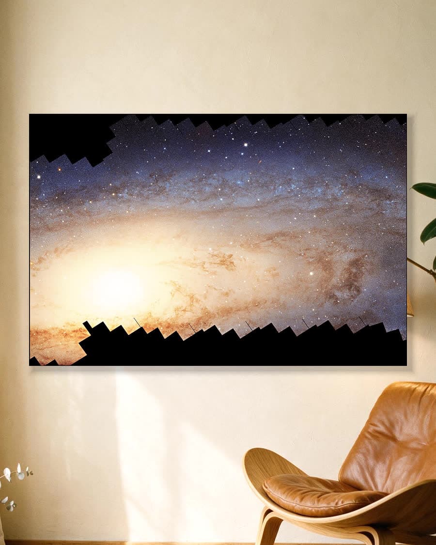 Andromeda in een aluminium frame aan dezelfde muur