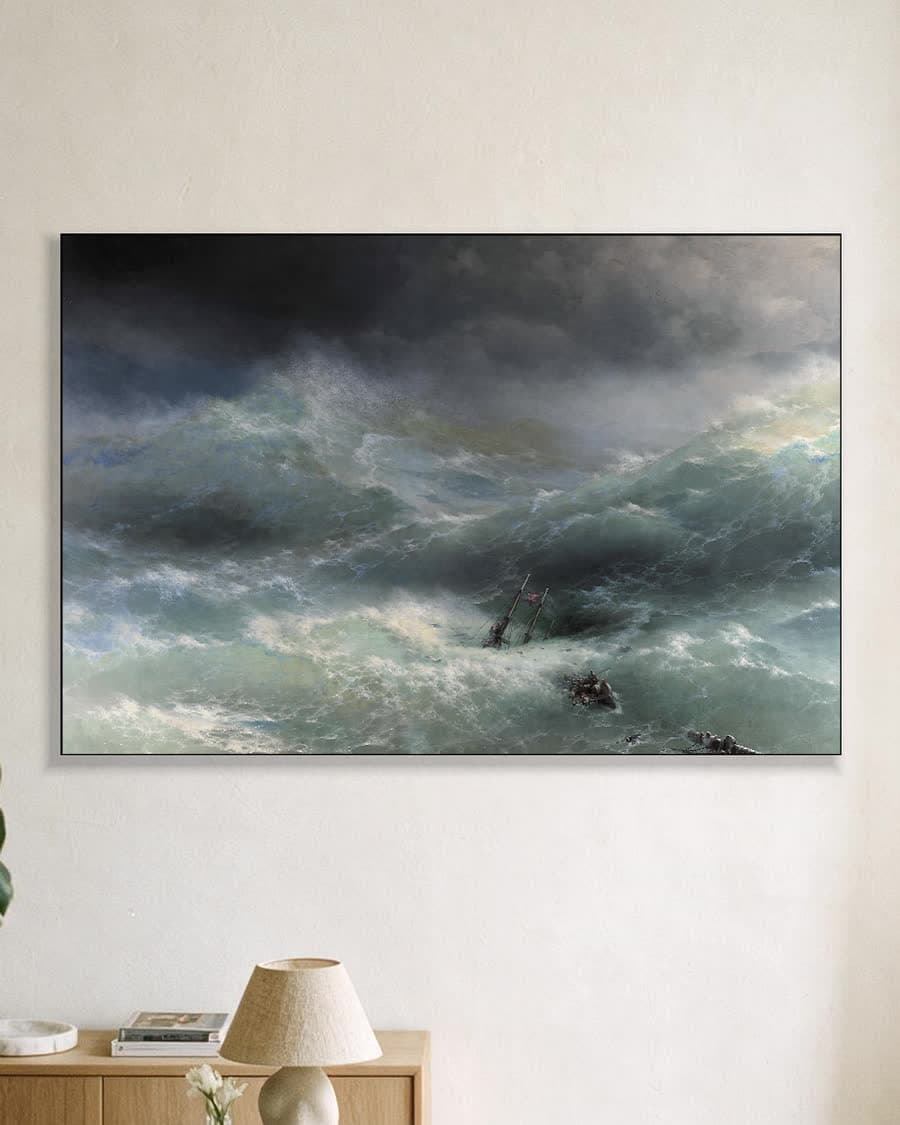De golf in een aluminium frame aan dezelfde muur