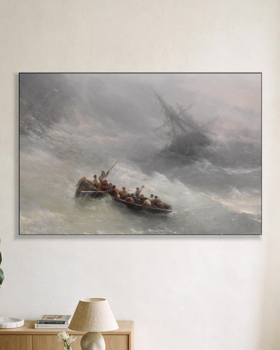 De regenboog in een aluminium frame aan dezelfde muur