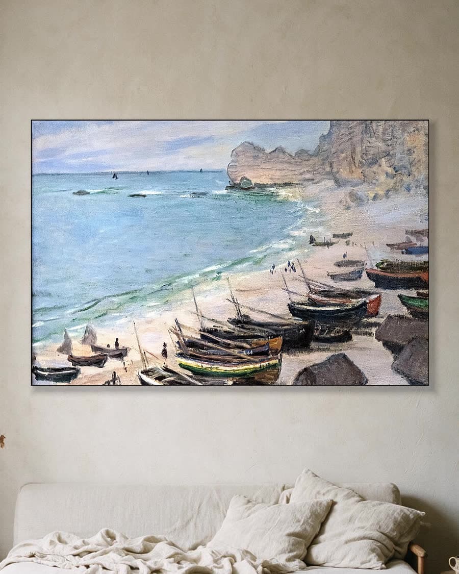 Boten op het strand bij Étretat in een aluminium frame aan dezelfde muur