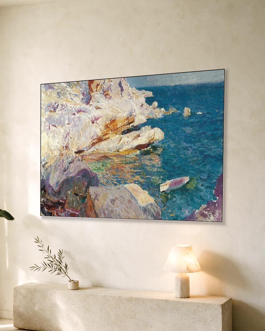 Rotsen bij Jávea en de witte boot in een aluminium frame aan dezelfde muur