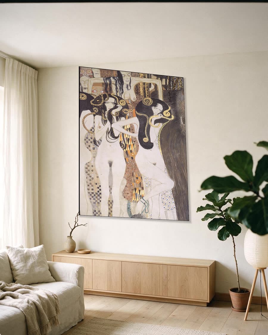 De Gorgonen en Typhoeus in een aluminium frame aan dezelfde muur