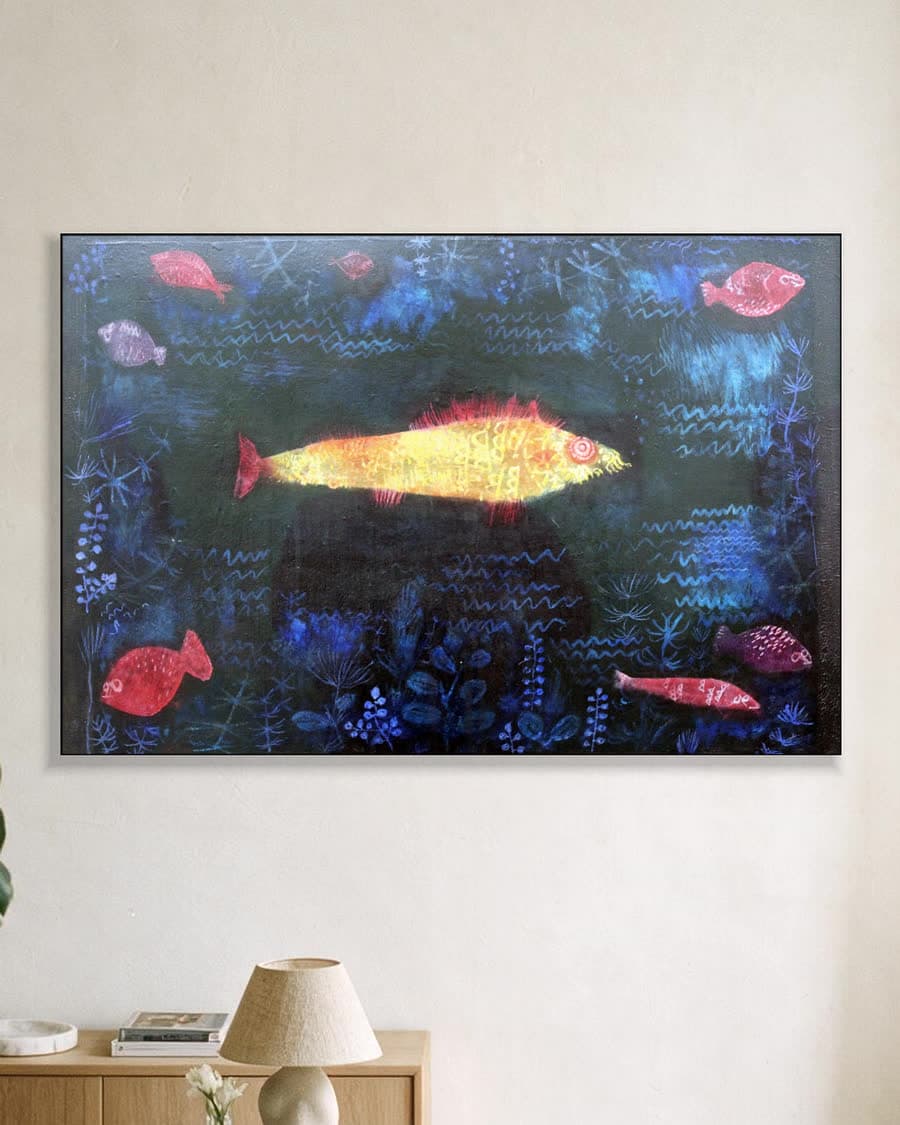 De Goudvis in een aluminium frame aan dezelfde muur