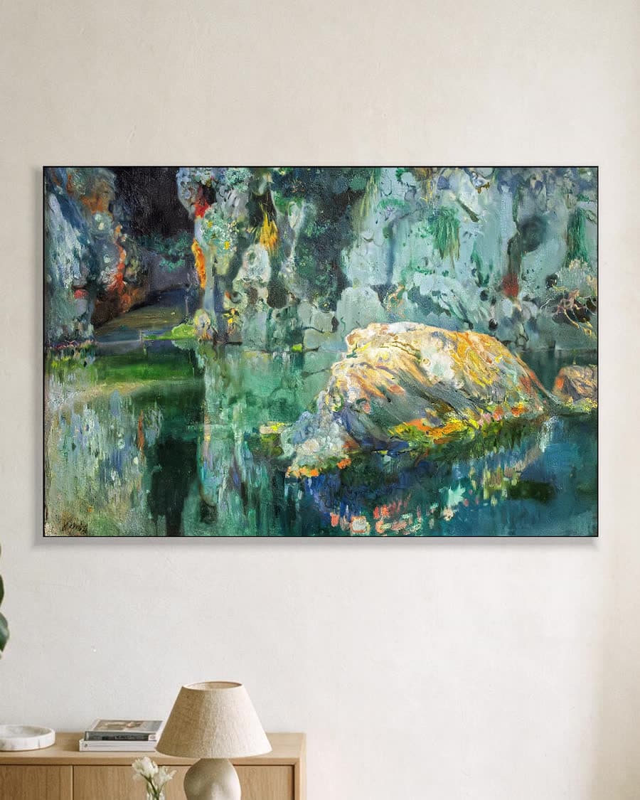 De rots in de vijver in een aluminium frame aan dezelfde muur