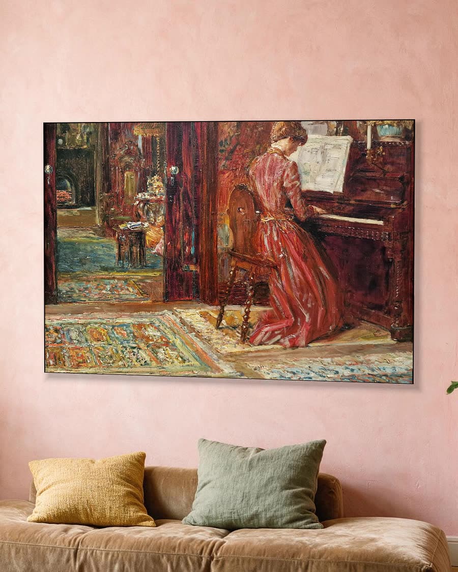 Aan de piano in een aluminium frame aan dezelfde muur