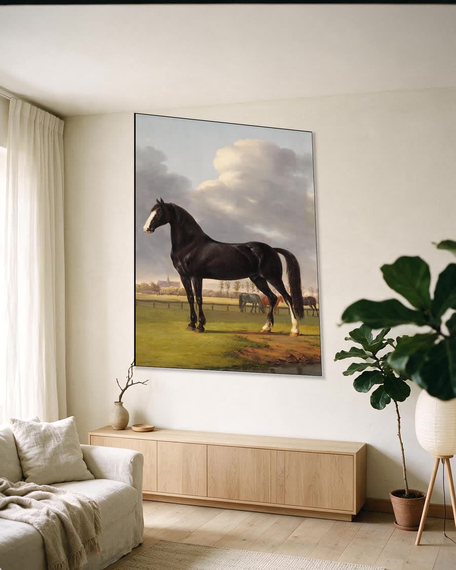 De harddraver De Vlugge van Adriaan van der Hoop in de wei in een aluminium frame aan dezelfde muur
