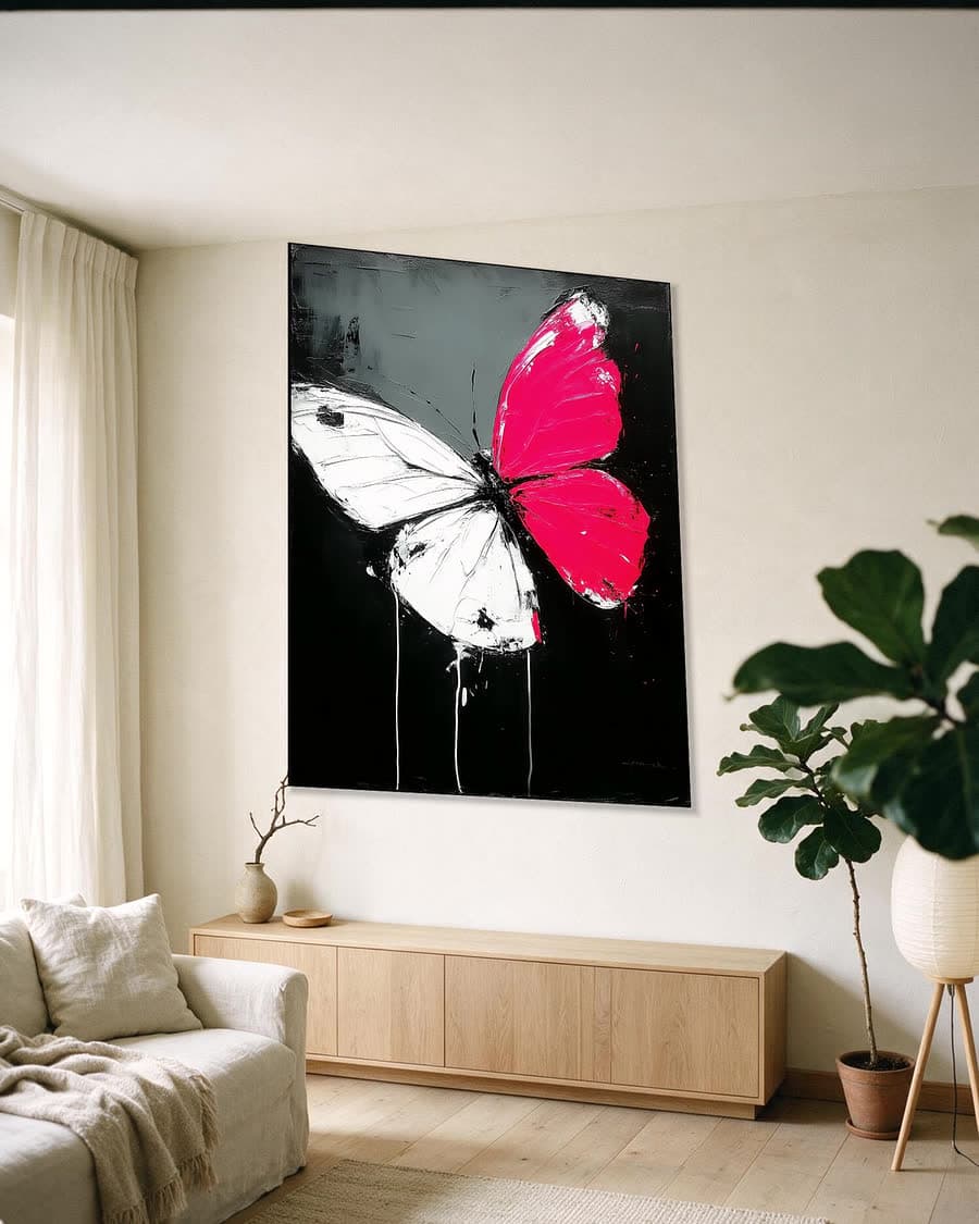Vlinder op zwart in een aluminium frame aan dezelfde muur
