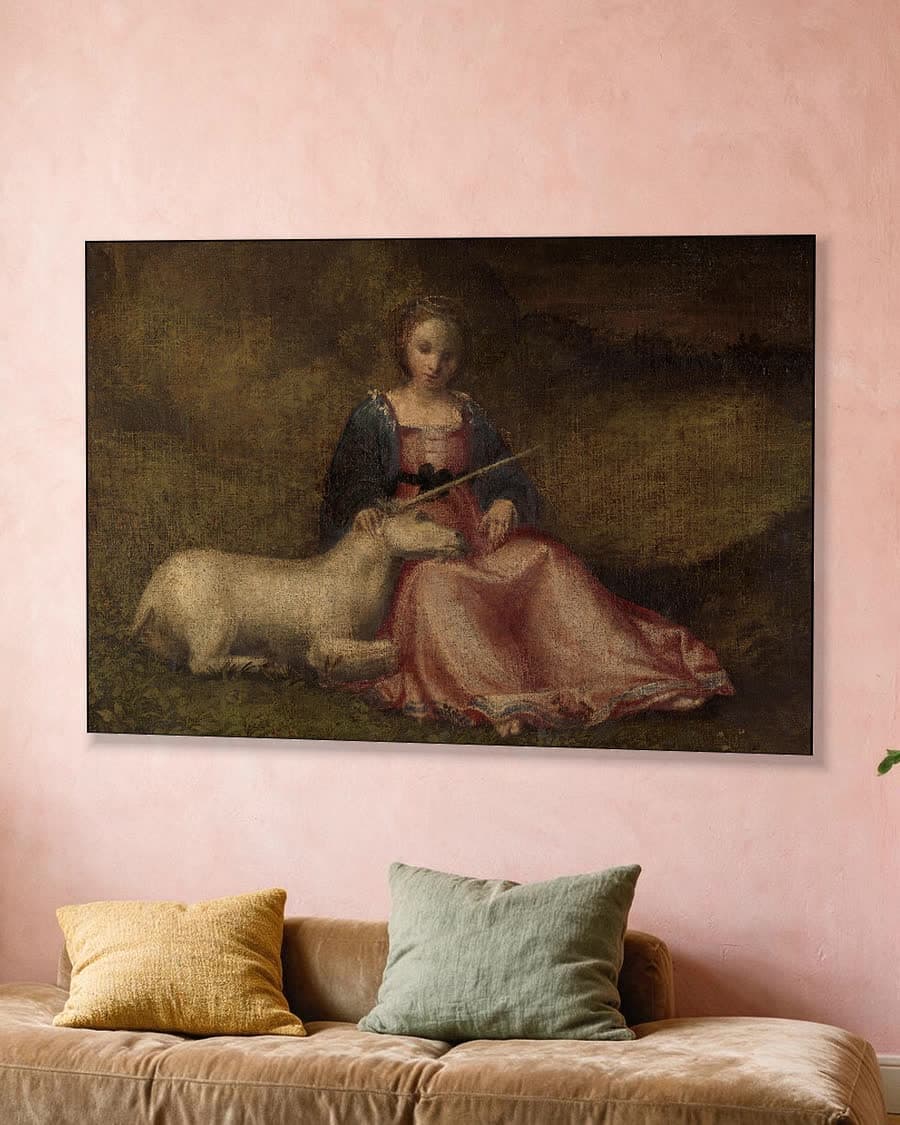 De heilige Justina als personificatie van de kuisheid in een aluminium frame aan dezelfde muur