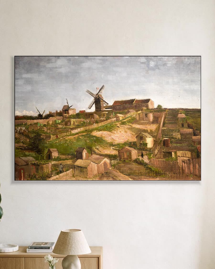 De heuvel van Montmartre in een aluminium frame aan dezelfde muur