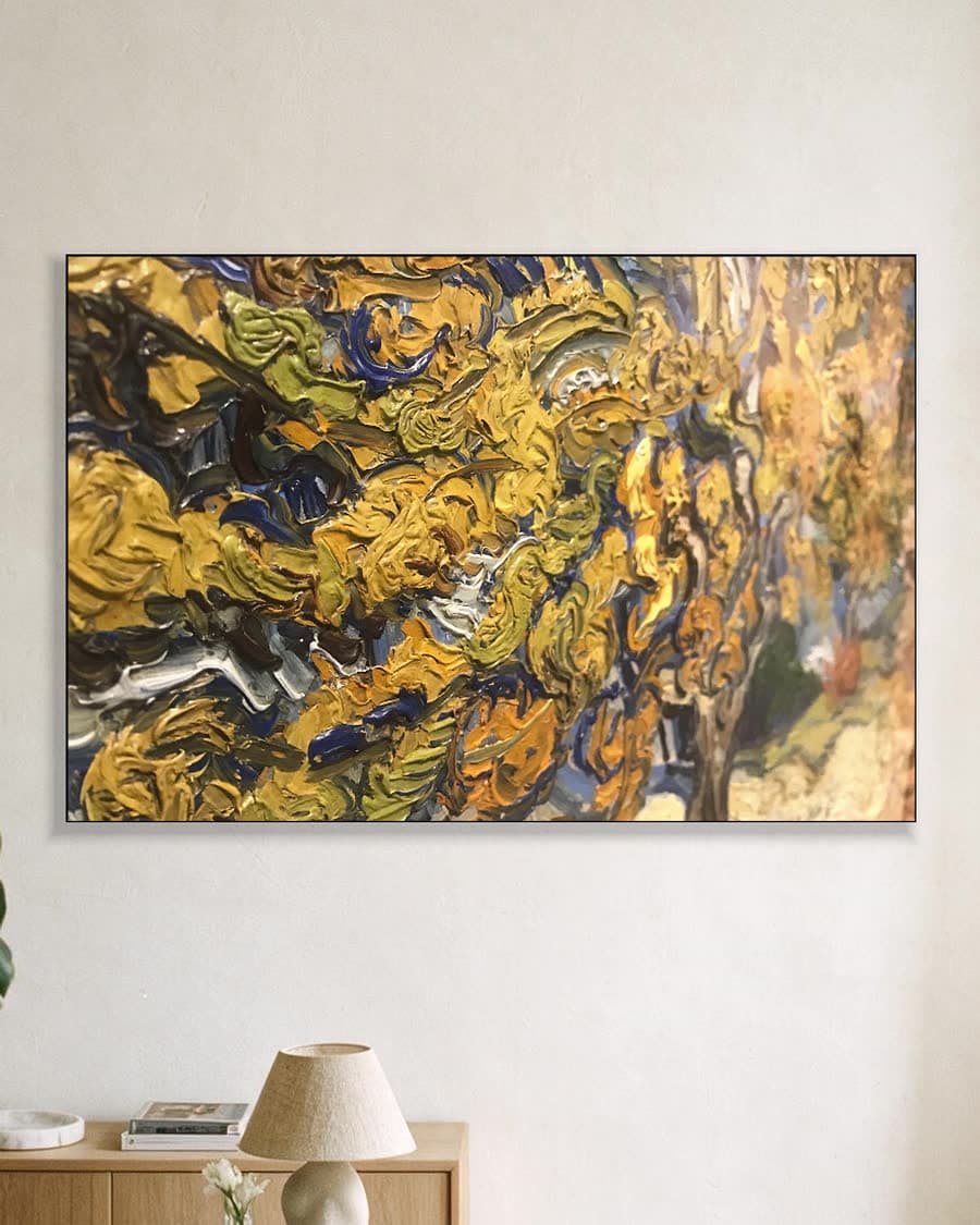 De moerbeiboom in een aluminium frame aan dezelfde muur