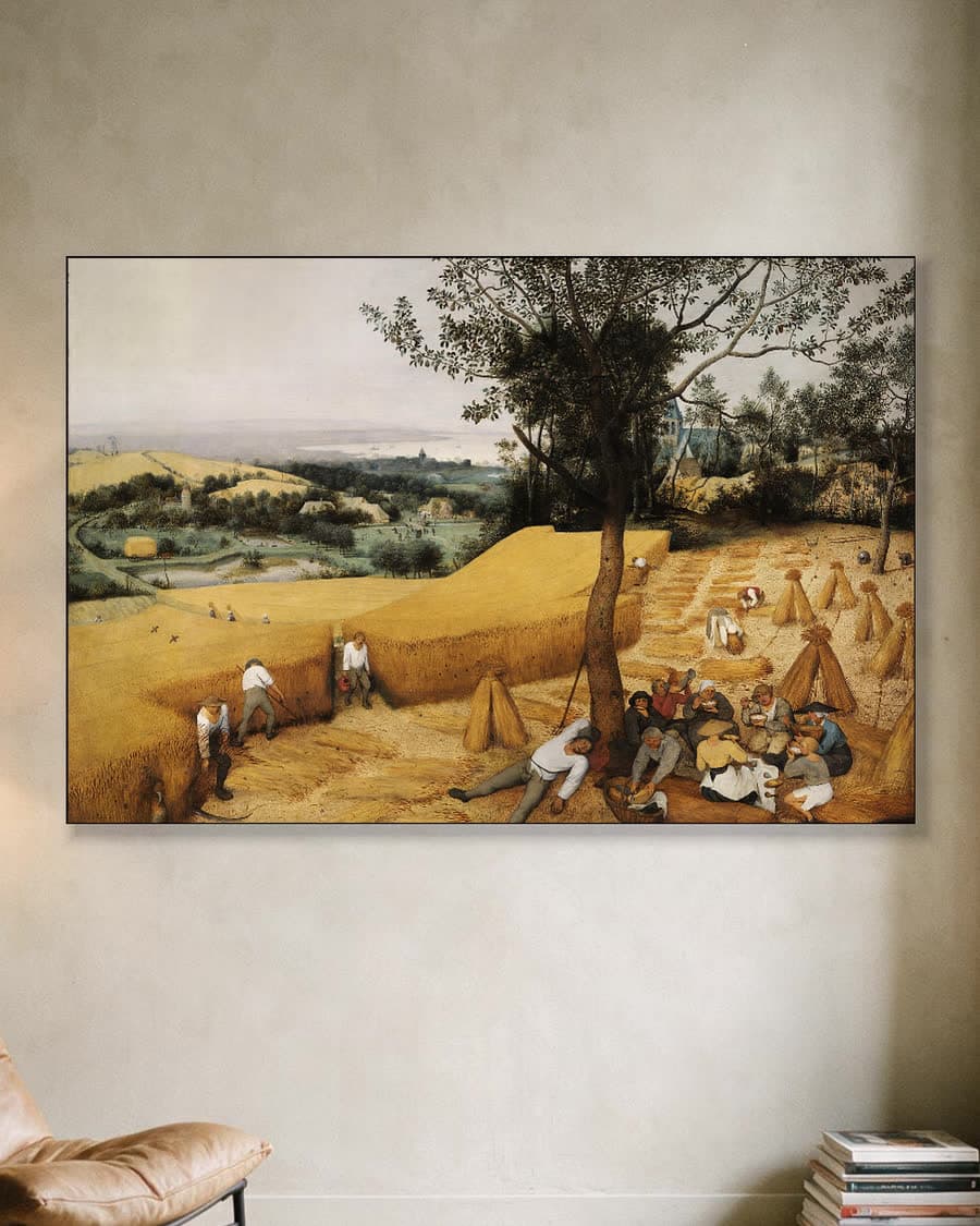 De korenoogst (1565) in een aluminium frame aan dezelfde muur