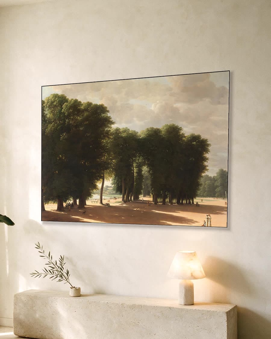De ingang van het park van Saint-Cloud bij Parijs in een aluminium frame aan dezelfde muur