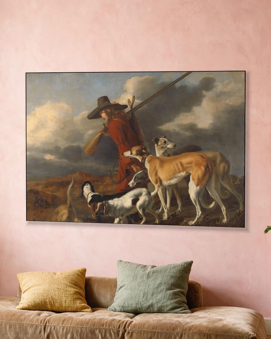 De jager in een aluminium frame aan dezelfde muur