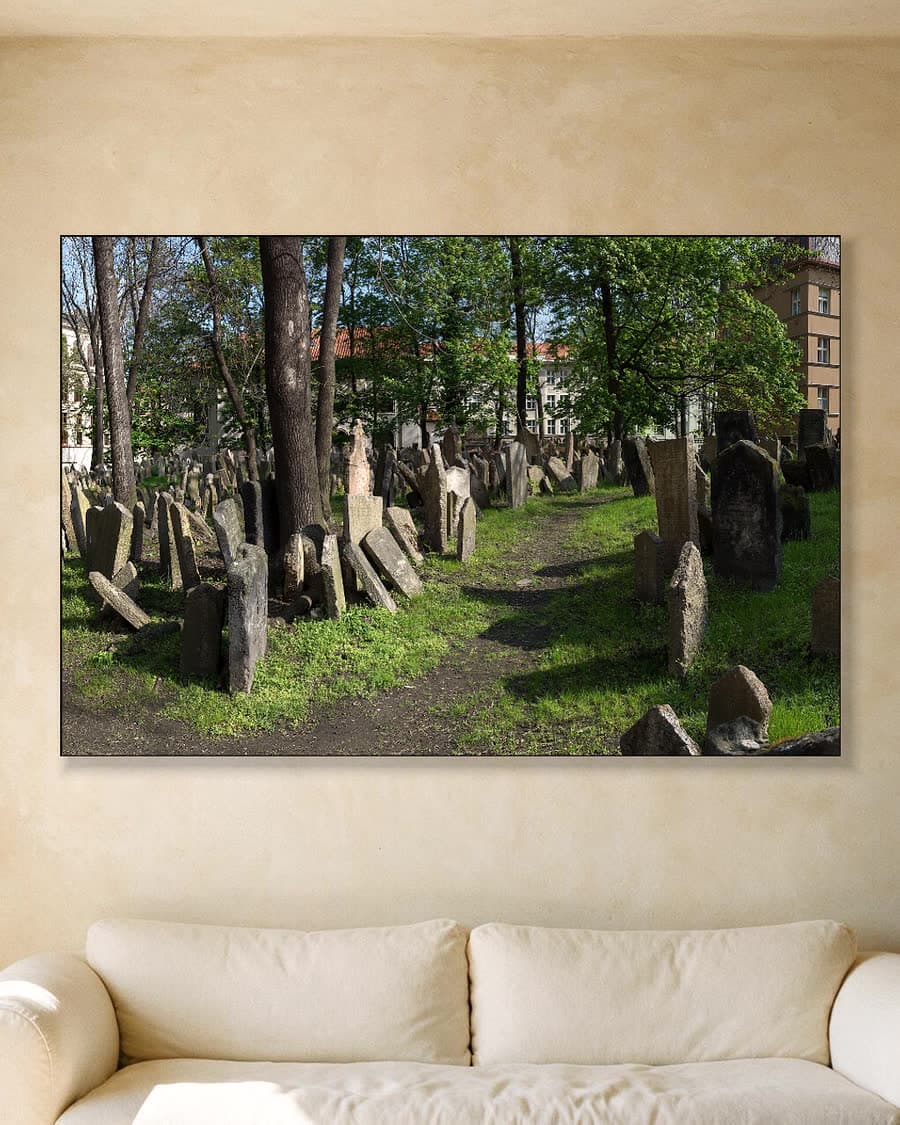 De Joodse Begraafplaats in een aluminium frame aan dezelfde muur