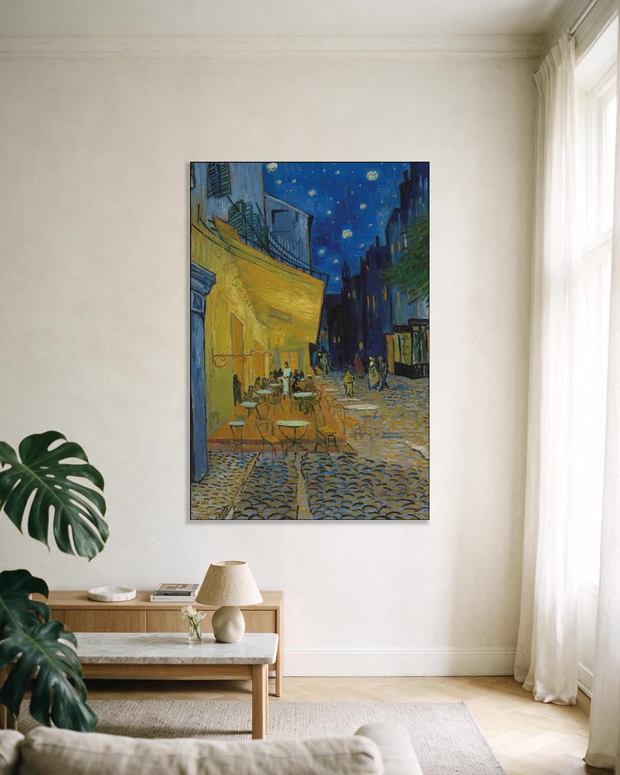 Caféterras bij nacht in een aluminium frame aan dezelfde muur
