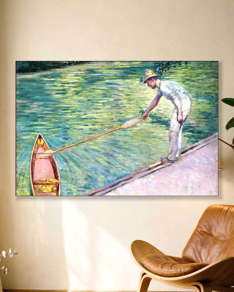 Man die zijn boot aanlegt in een aluminium frame aan dezelfde muur