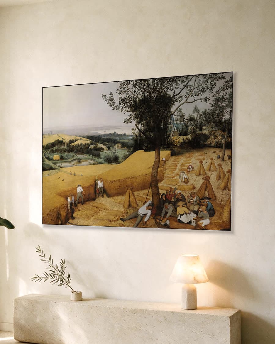 De korenoogst (1565) in een aluminium frame aan dezelfde muur