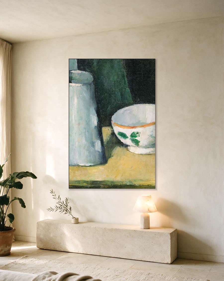 Kom en melkkan in een aluminium frame aan dezelfde muur