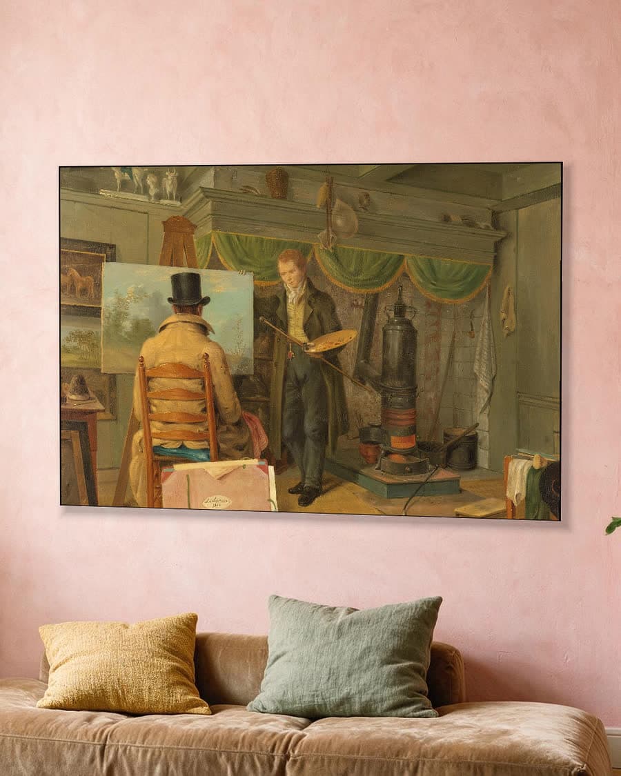 De kunstenaar in zijn atelier in een aluminium frame aan dezelfde muur