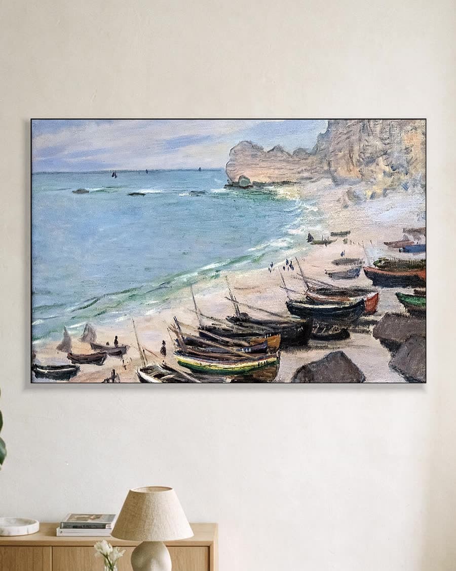 Boten op het strand bij Étretat in een aluminium frame aan dezelfde muur