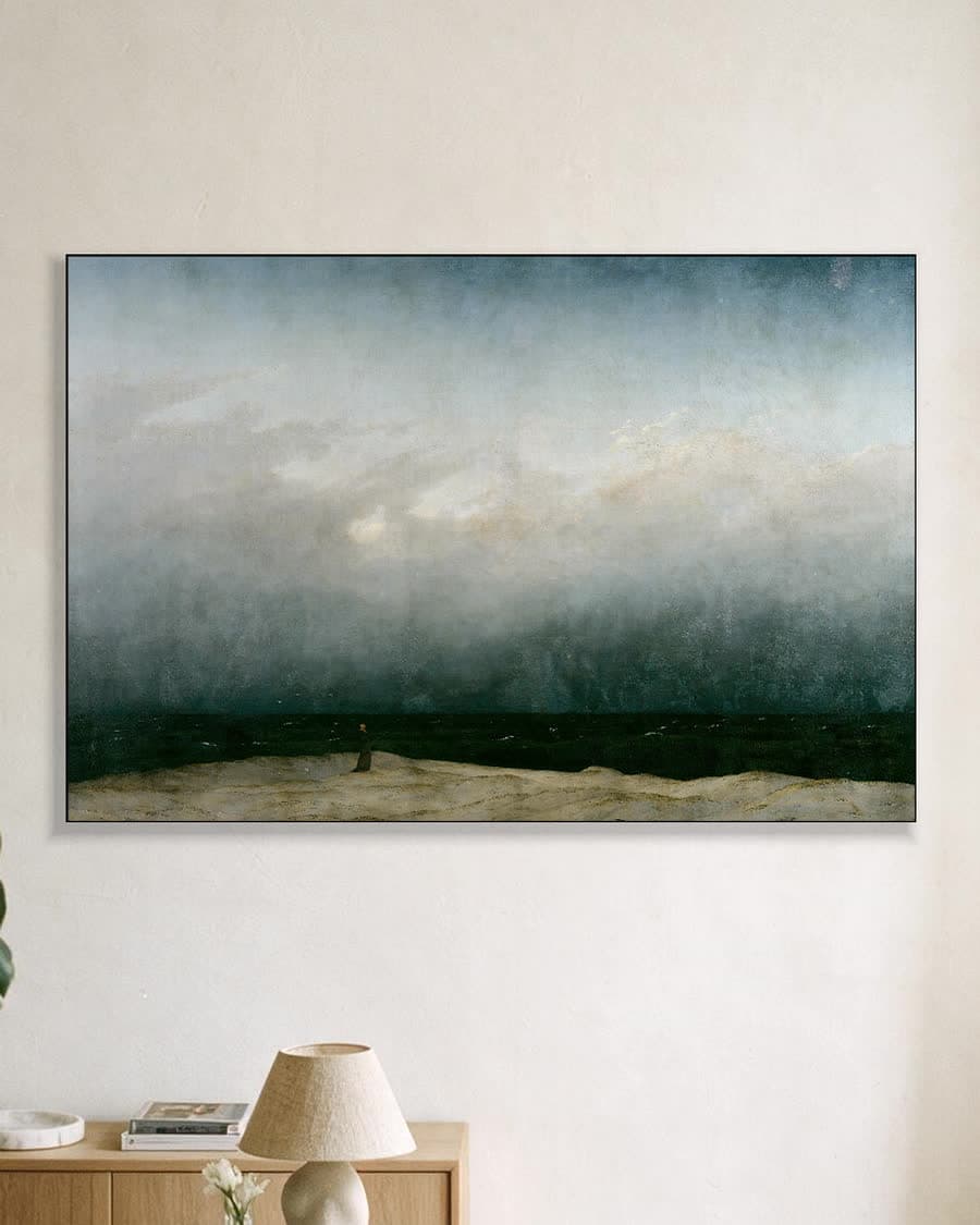 De monnik aan de zee (1808-10) in een aluminium frame aan dezelfde muur
