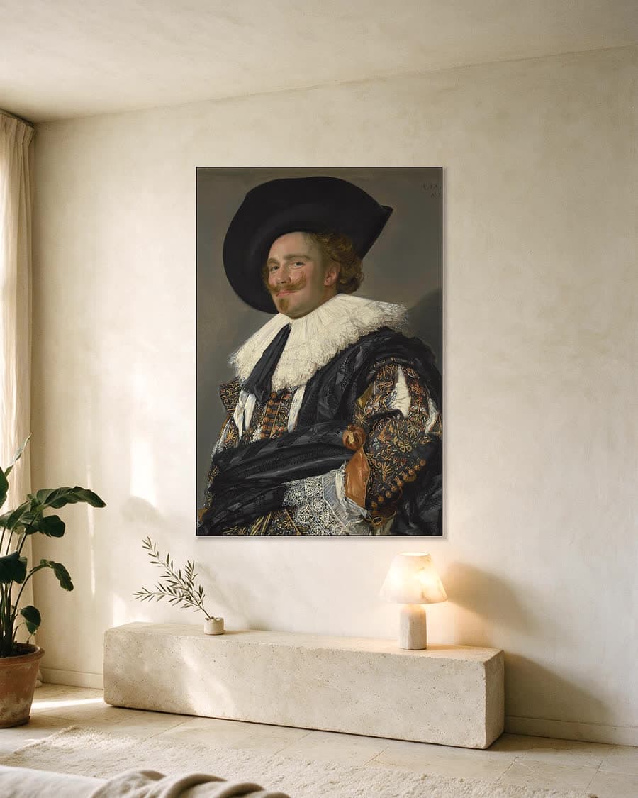 De Lachende Cavalier in een aluminium frame aan dezelfde muur