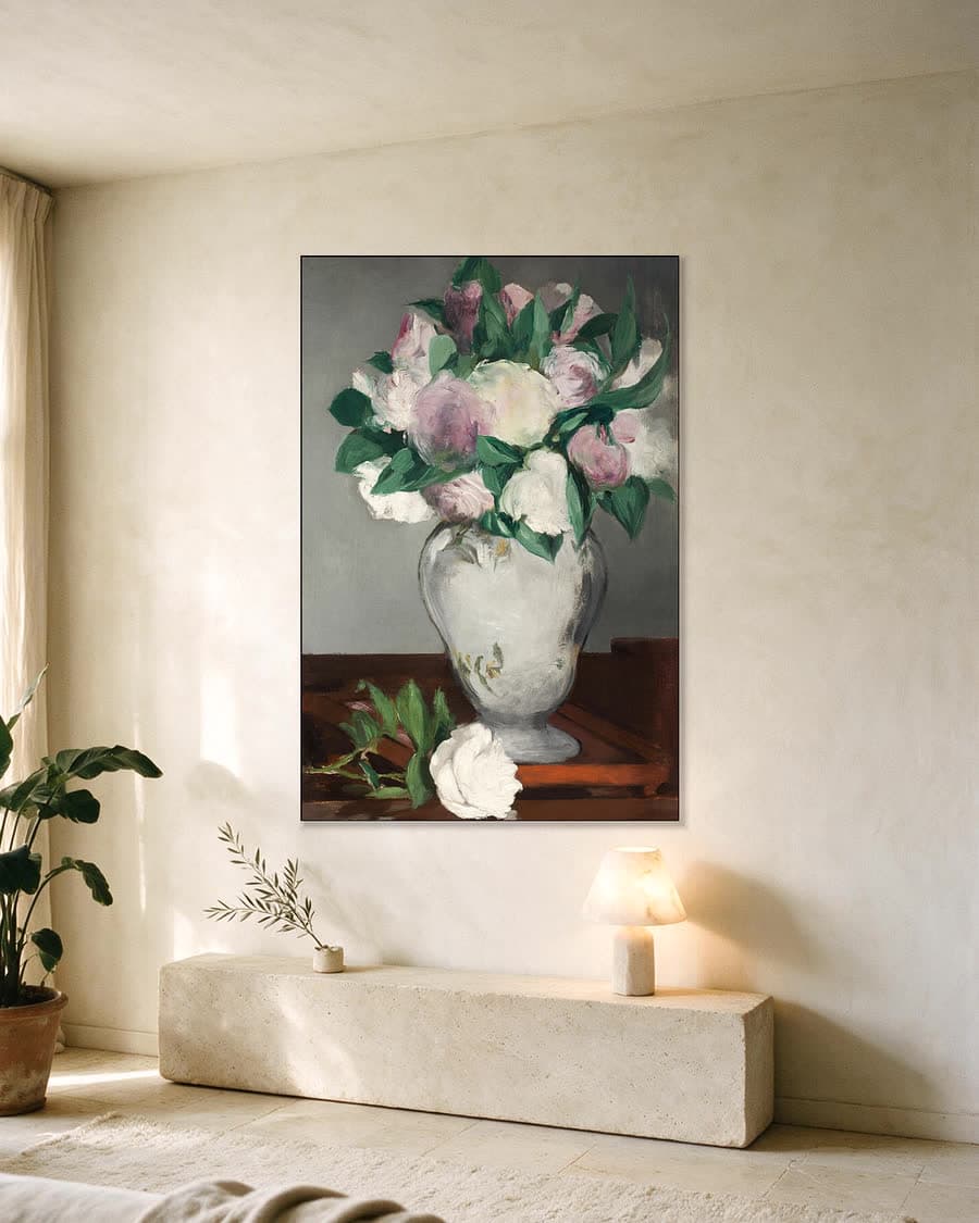 Pioenrozen in een aluminium frame aan dezelfde muur