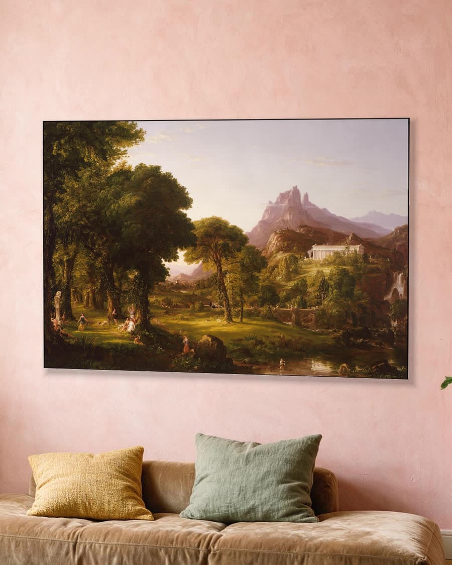 Idyllisch landschap met tempel en figuren in een aluminium frame aan dezelfde muur