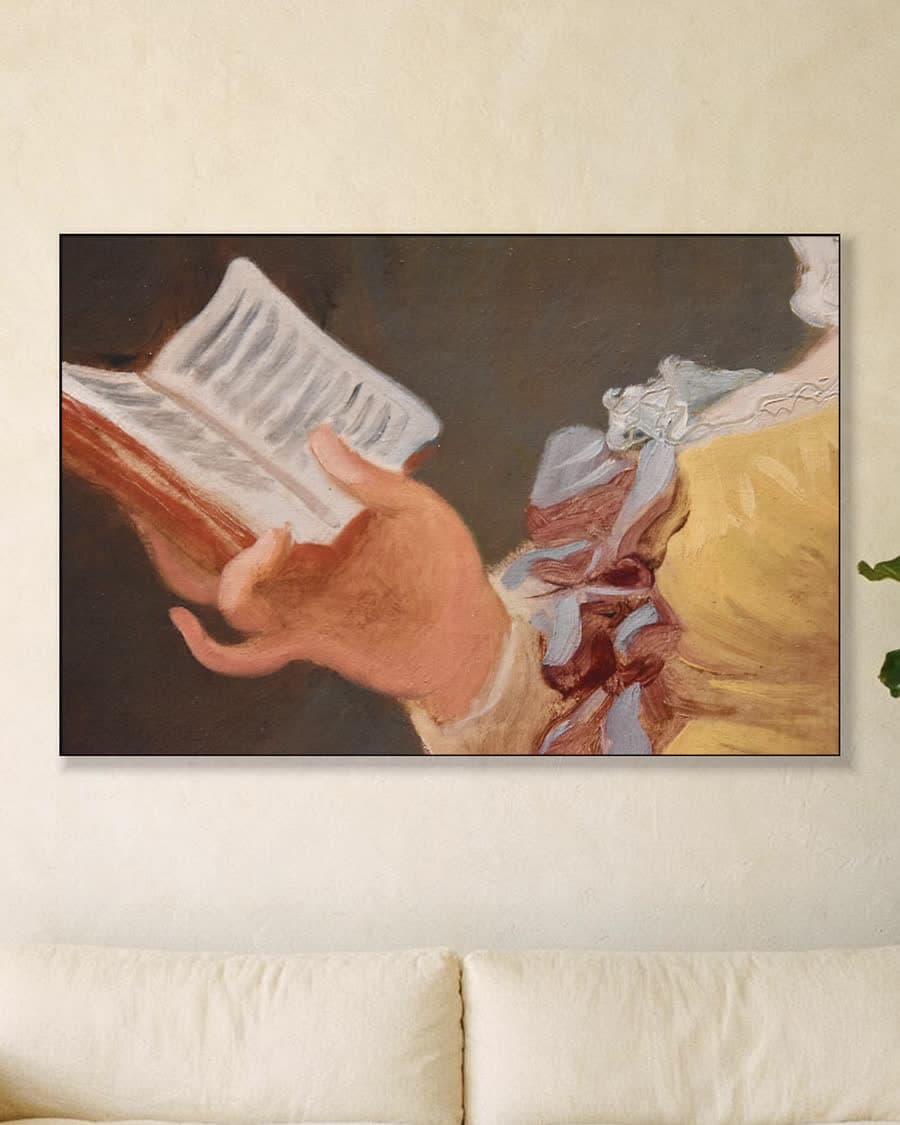 De lezende jonge vrouw in een aluminium frame aan dezelfde muur