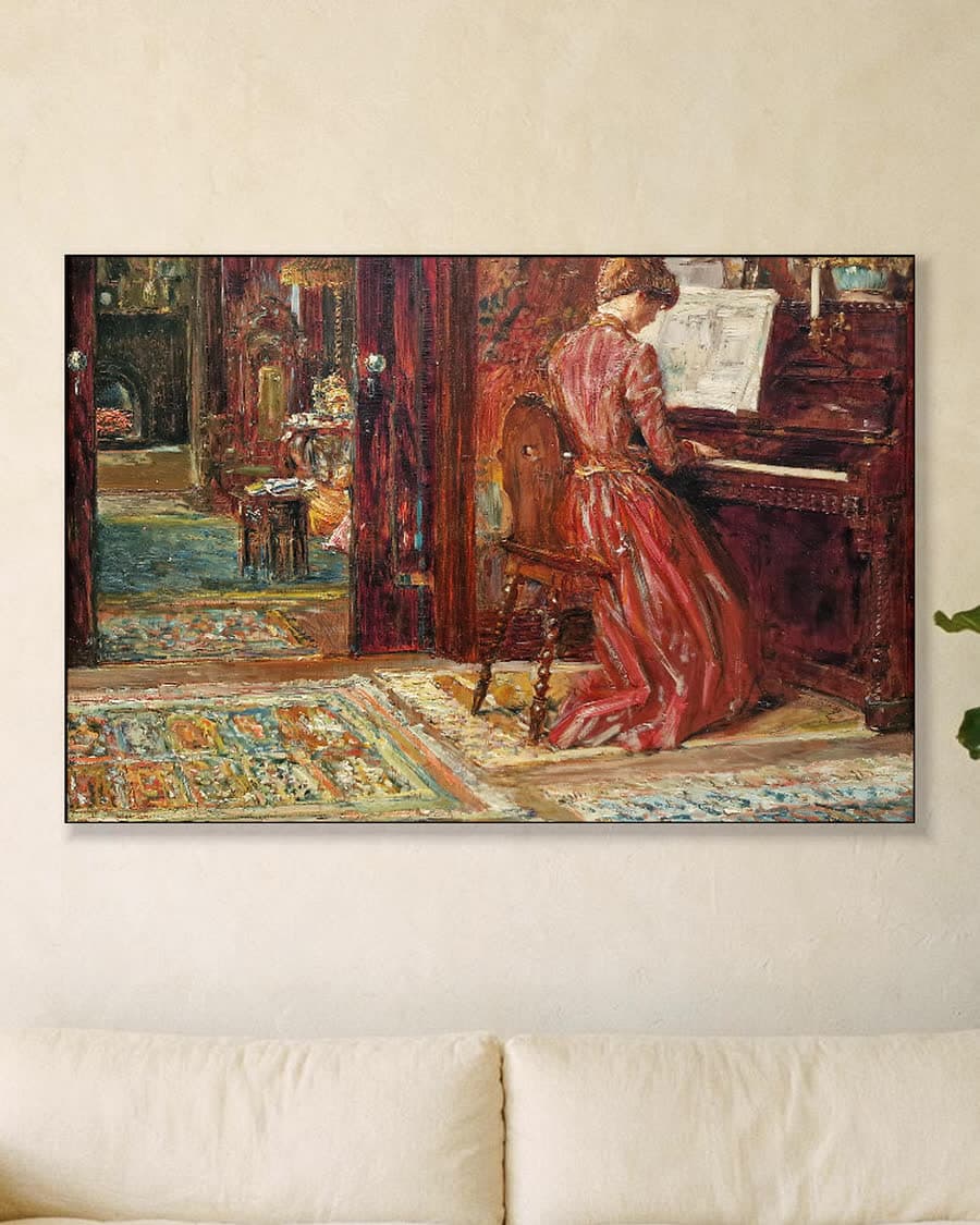 Aan de piano in een aluminium frame aan dezelfde muur