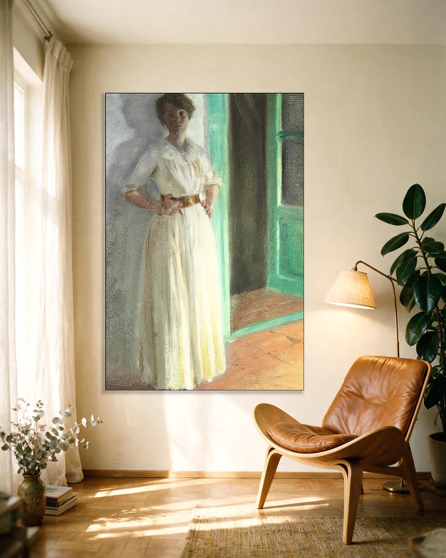 Marie Krøyer bij lamplicht op het terras in een aluminium frame aan dezelfde muur