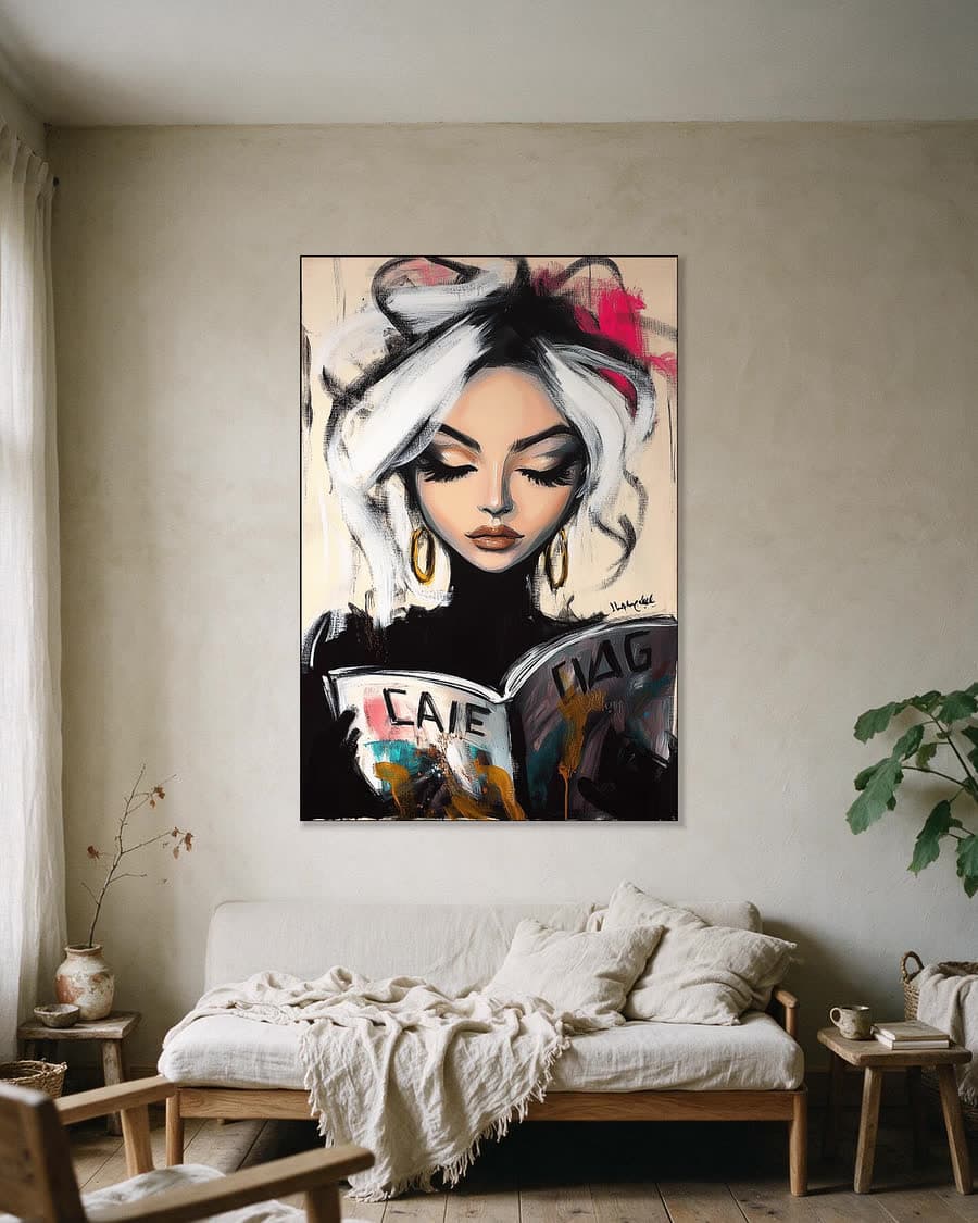 De lezeres in zwart in een aluminium frame aan dezelfde muur