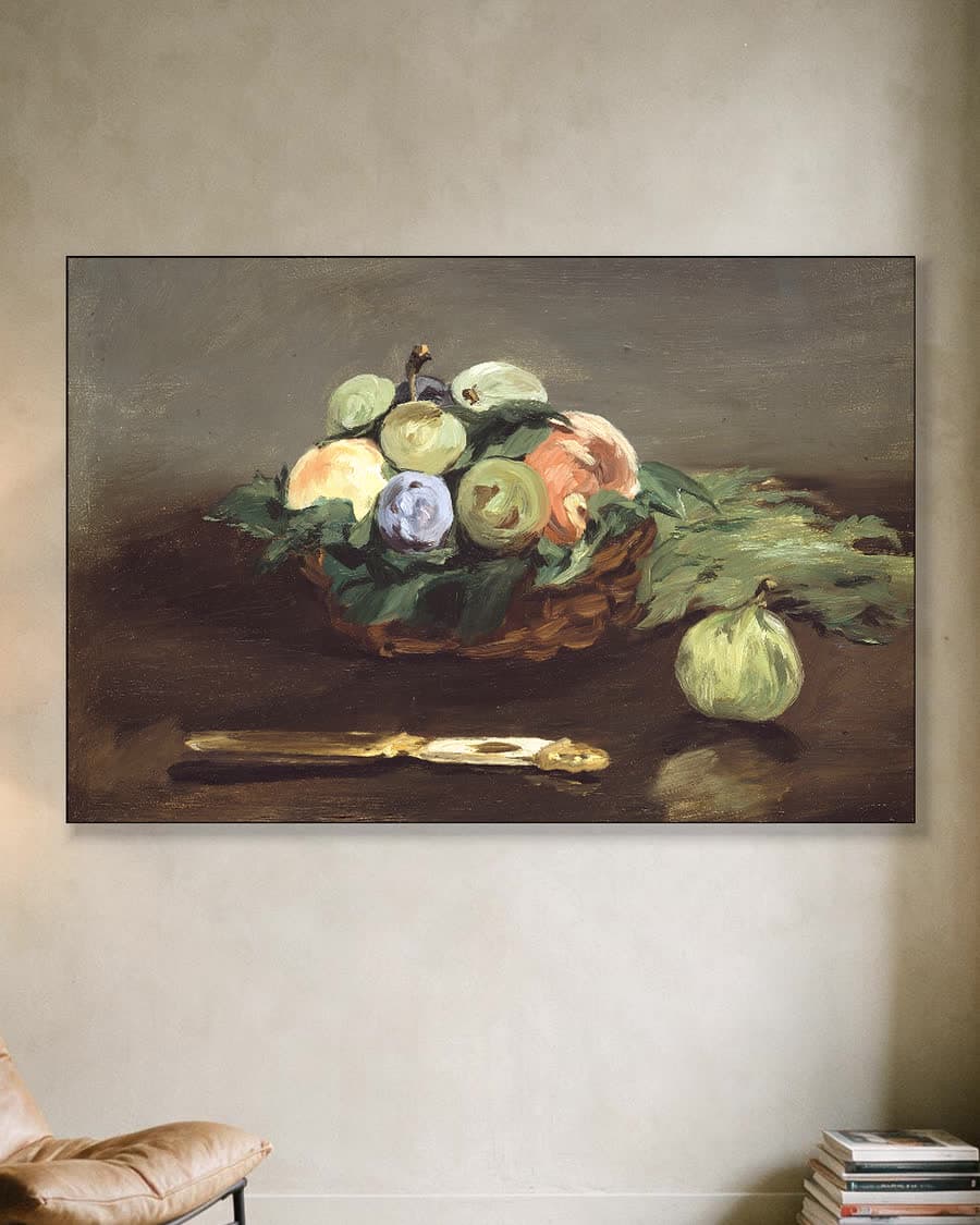 Mand met fruit in een aluminium frame aan dezelfde muur