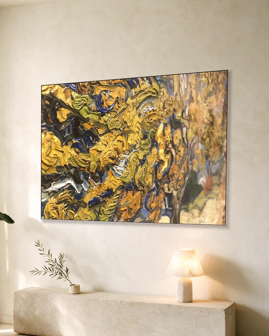 De moerbeiboom in een aluminium frame aan dezelfde muur