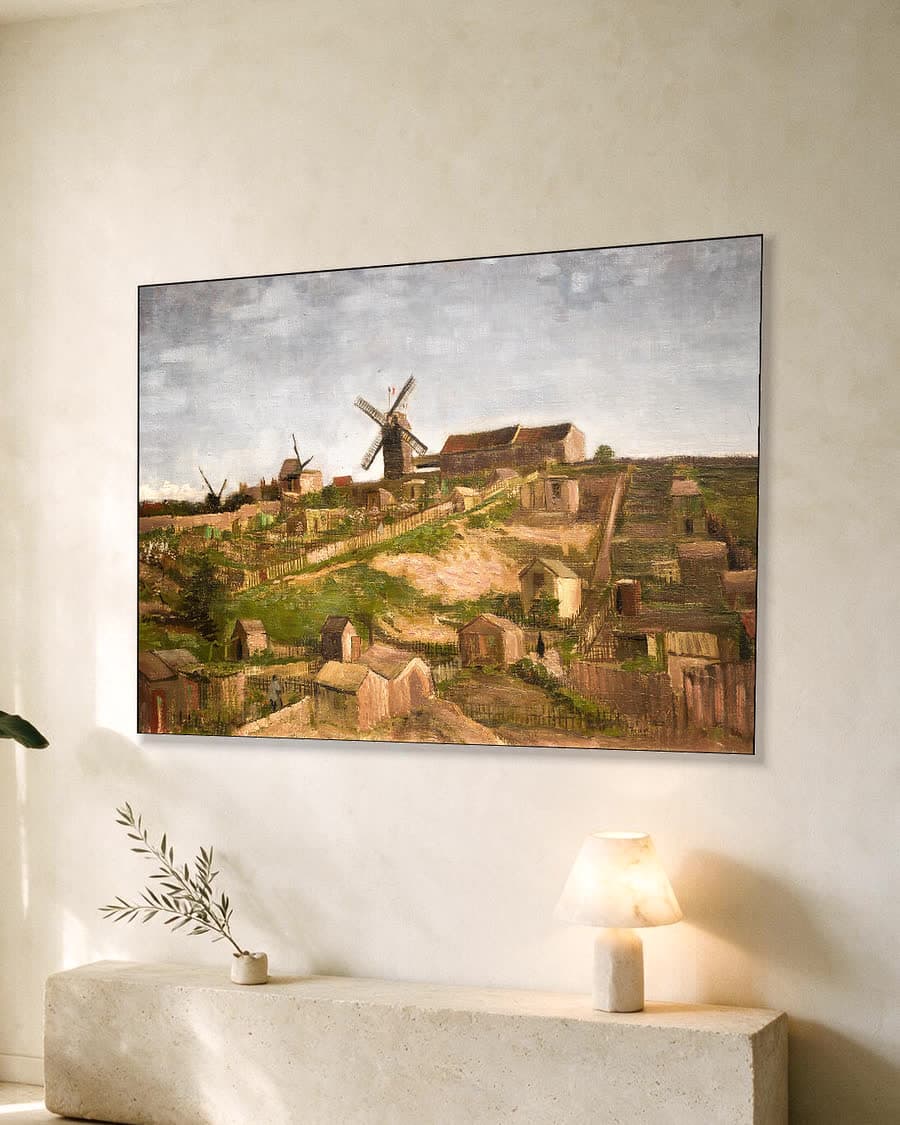 De heuvel van Montmartre in een aluminium frame aan dezelfde muur