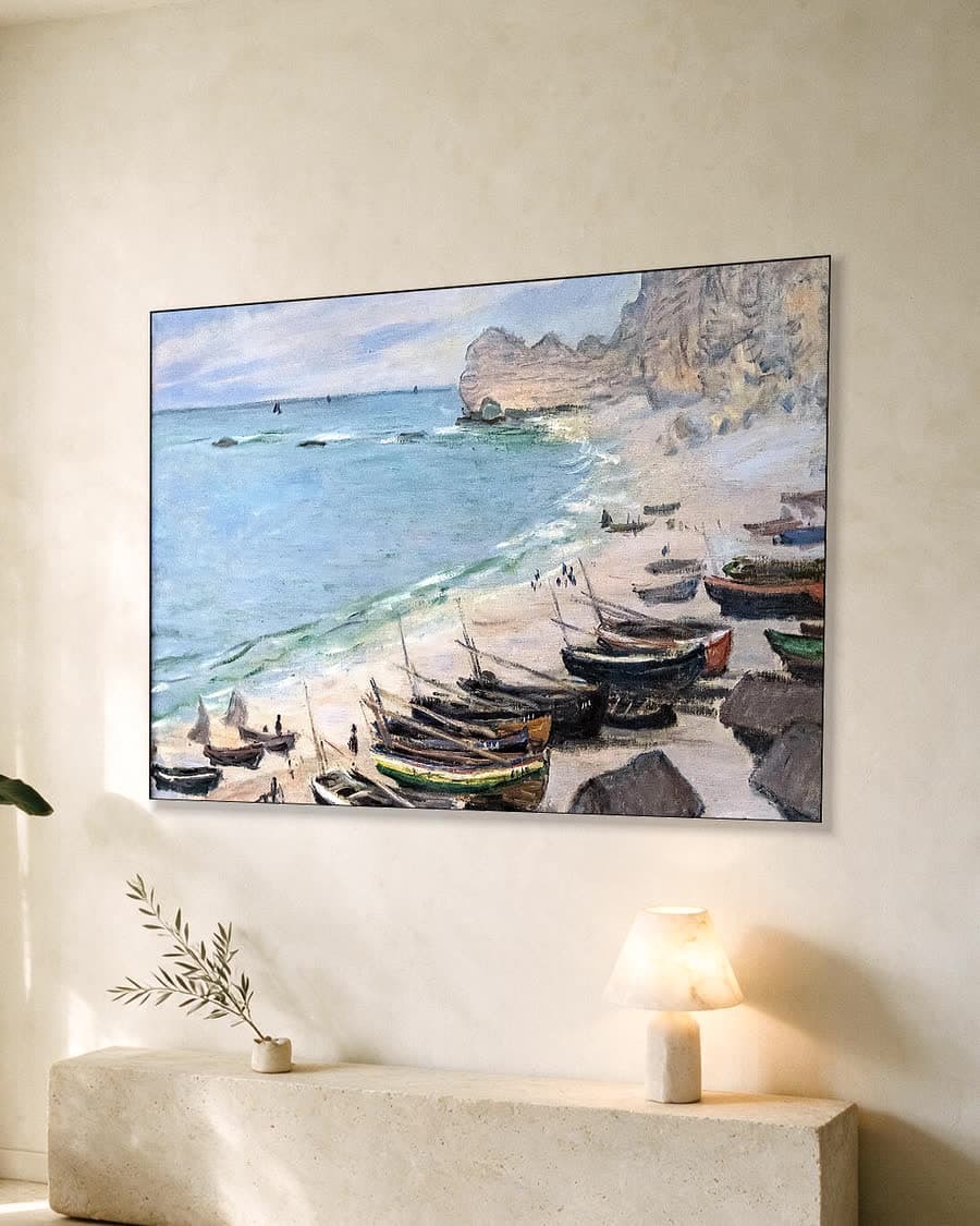 Boten op het strand bij Étretat in een aluminium frame aan dezelfde muur